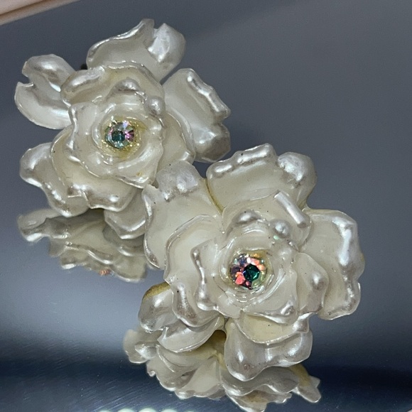 Vintage White Flower Screw Back Earrings. - Picture 5 of 5